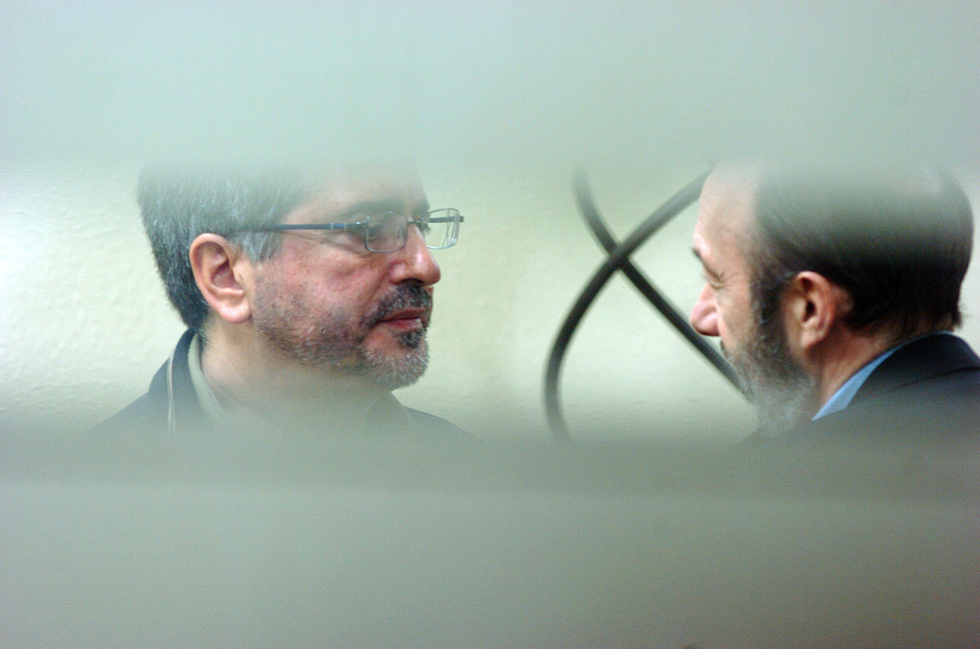 Jesús Eguiguren y Alfredo Pérez Rubalcaba conversan en Donostia durante la presentación de las candidaturas para las elecciones locales y forales de 2007.