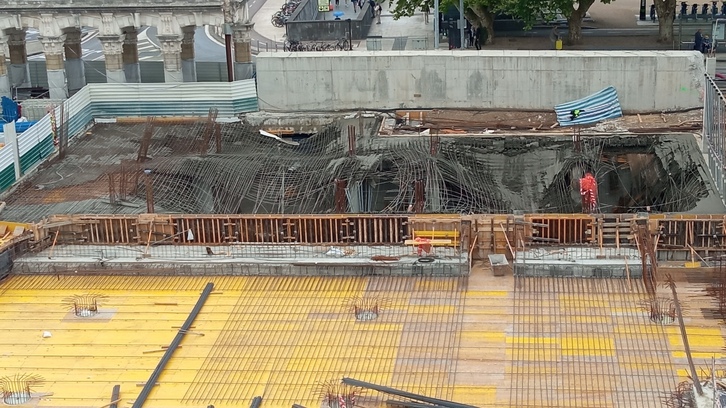 Imagen del agujero resultante tras la caída del forjado.