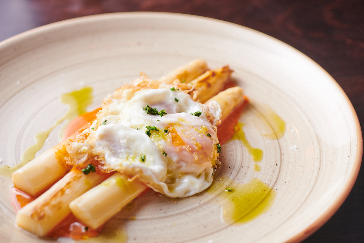 El cotizado Espárrago de Navarra, con su inconfundible sabor y textura, es un emblema de la gastronomía de la región.