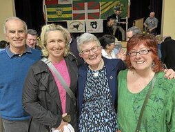 Ezkerrean, liburuaren egilea, Maureen Shiels, Gallastegitarrekin, liburuaren aurkezpenean. Eskuinean, Shiels umetan, bere ahizpekin. Alboko orrialdean, aurkezpeneko une desberdinak eta Meath konderria.