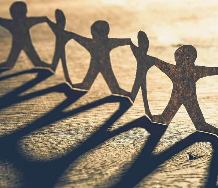 Lotura batzuk berez datoz, familiakoak kasu. Horiekiko harremana aukera daiteke.