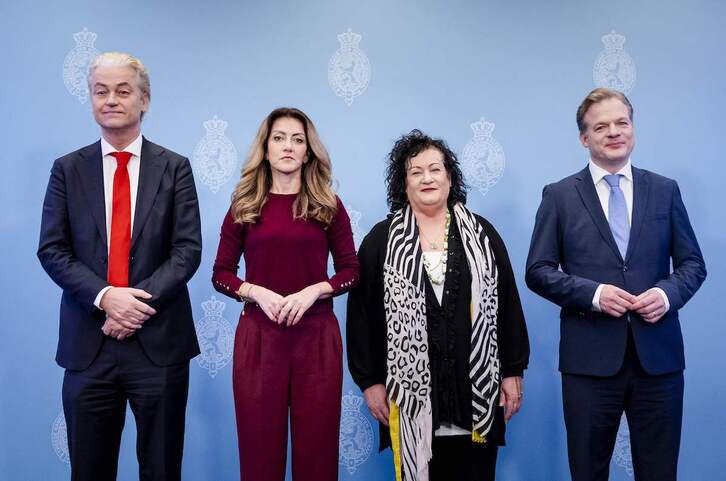 Geert Wilders (PVV), Dilan Yesilgoz (VVD), Caroline van der Plas (BBB) y Pieter Omtzigt (NSC) posan durante la presentación de su acuerdo. 