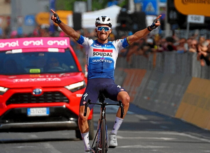 Alaphilippe celebra su victoria en Fano.