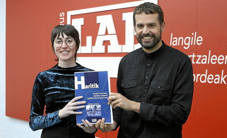 Amanda Verrone eta Igor Arroyo, txostena aurkezten.