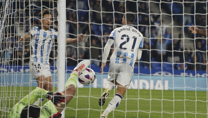 Silva y Kubo celebran el tanto del portugués.