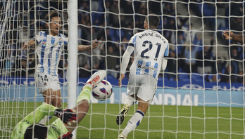 Silva y Kubo celebran el tanto del portugués.