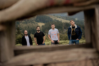 Bergarako jaietan aurkeztuko du ‘Bonben zaldunak’ estreinako lana Golden Blend taldeak