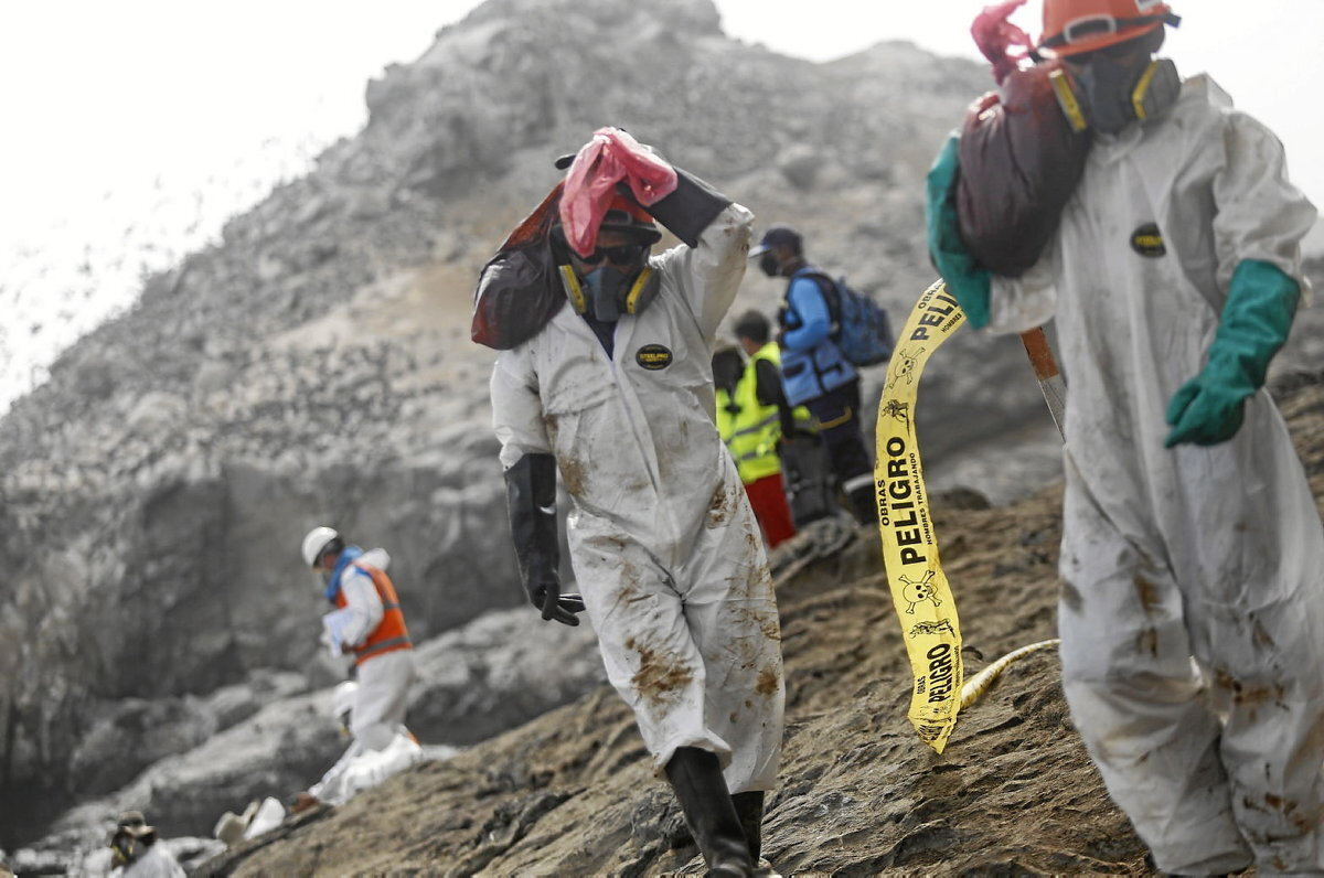 Cavero hondartzan petrolio-isuriaren garbiketa lanak. (Gian MASKO | EUROPA PRESS)