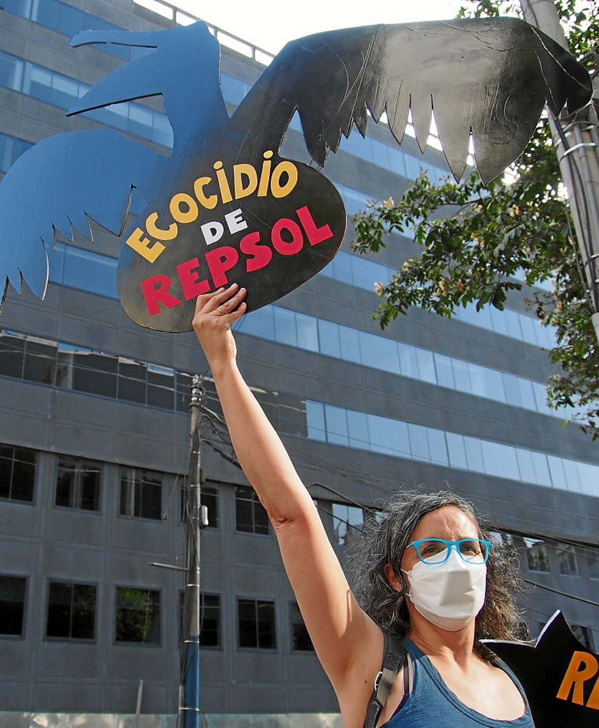 Manifestari bat Repsol enpresaren bulegoen aurrean. (Carlos GARCIA | EUROPA PRESS)