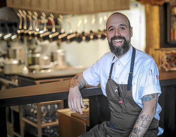 Abajo, Edorta Lamo posa sonriente en Arrea!, el restaurante que regenta en Kanpezu. En la otra página, Hilario Arbelaitz en la cocina del Zuberoa poco antes de jubilarse.