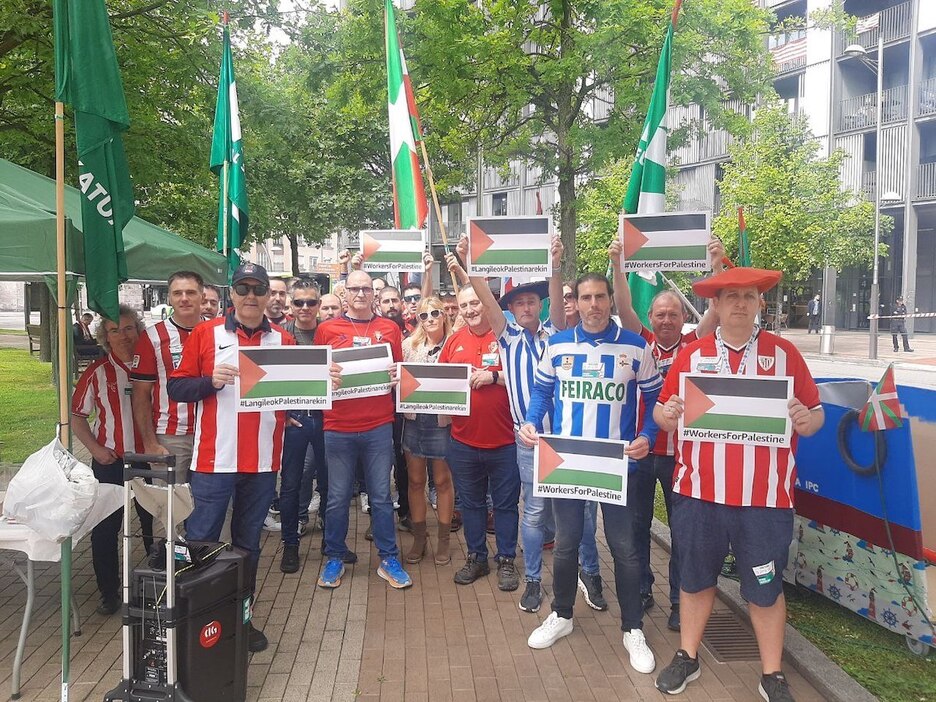 Trabajadores de Iberdrola se han sumado a la protesta con camisetas futboleras.