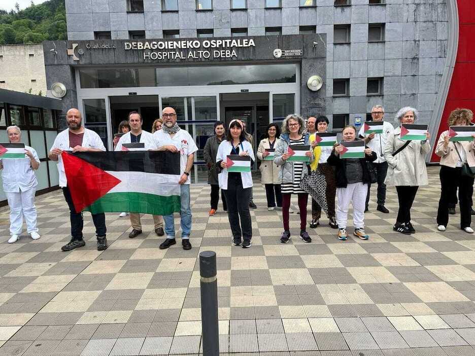 Personal del Hospital Alto Deba, concentrados ante el centro.