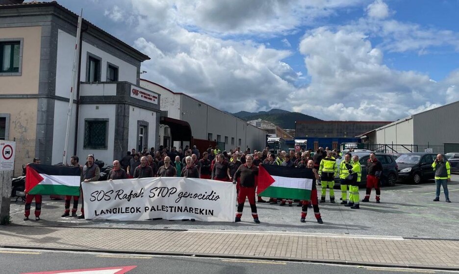 Trabajadores de CAF en Irun se han sumado a la movilización en apoyo a los palestinos.