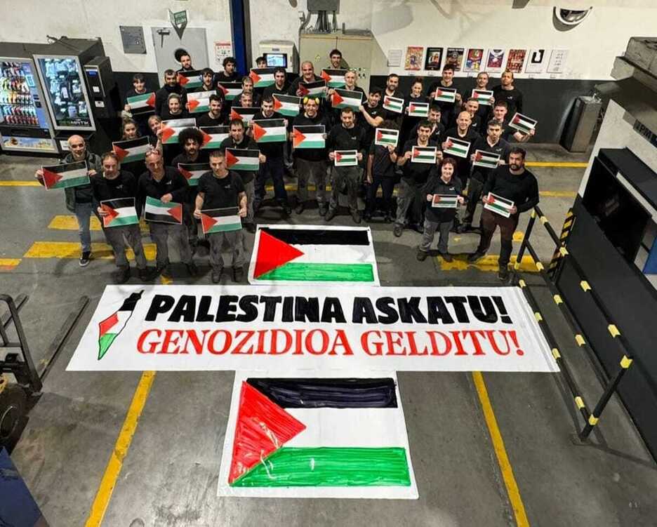 La plantilla de Polmetasa, en Arrasate, incluso ha desplegado una pancarta.