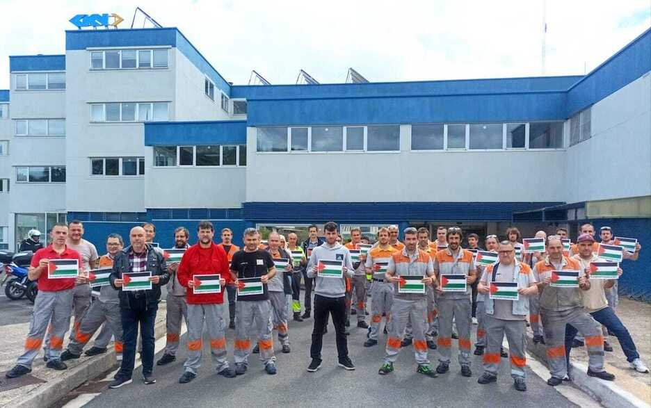 La plantilla de GKN Driveline, de Zumaia, en su protesta.