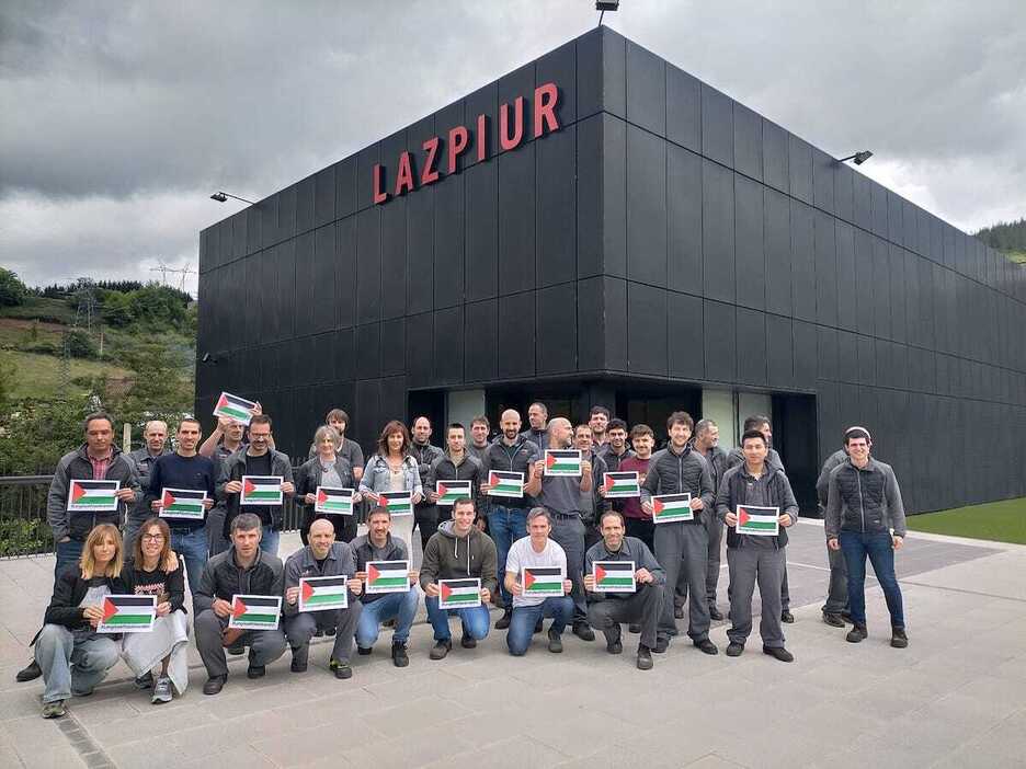 Los trabajadores de Lazpiur, de Bergara, también han salido de su puesto de trabajo para concentrarse.