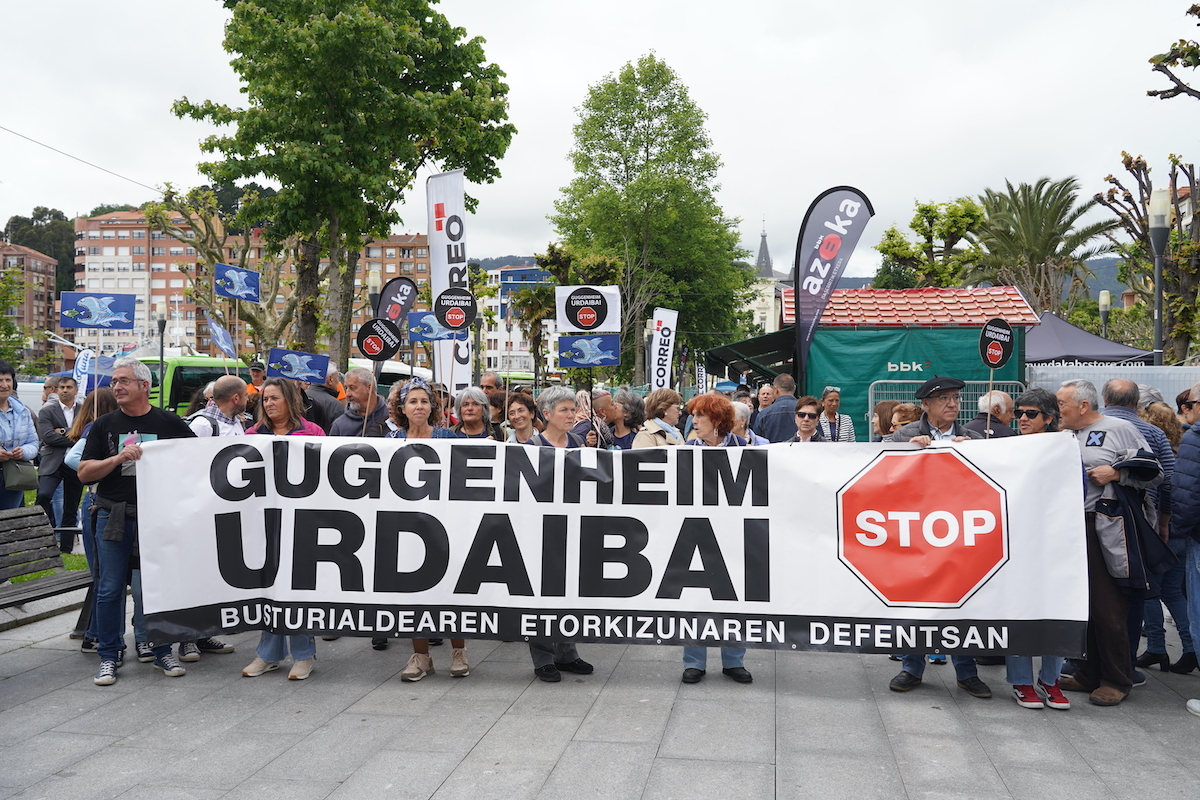 Inaugurazio ekitaldiaren atarian protesta egin dute Urdaibaiko Guggenheimen aurka. (Jon URBE /FOKU)