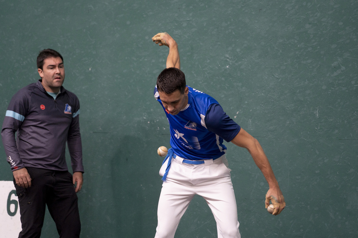 Jon Apezetxea Javi Zabalari laguntzen, astearteko aukeraketan.