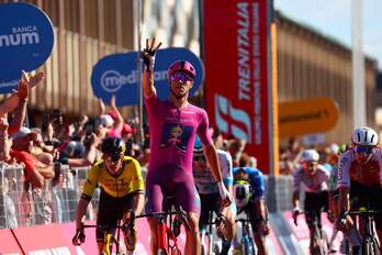 Sobrado en la llegada, Milan incluso se ha permitido recordar los triunfos parciales que lleva en este Giro.