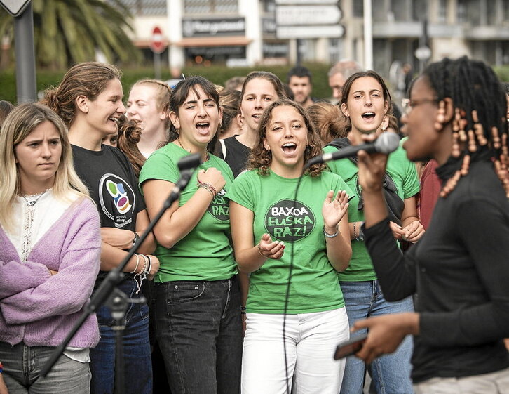 «Azterketak euskaraz!», aldarrikatu zuten, Baionako Suprefeturaren aitzinean.