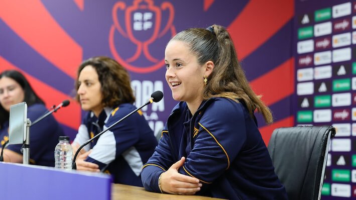 Nerea Eizagirre y Natalia Arroyo han comparecido en la sala de prensa de La Romareda en la víspera del choque. (Real Sociedad)