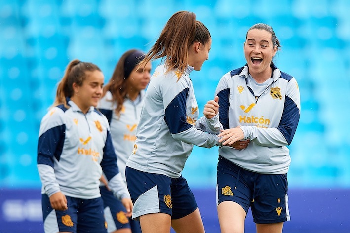Apari e Iris Arnáiz bromean durante el entrenamiento que ha efectuado el equipo en La Romareda. (RFEF)