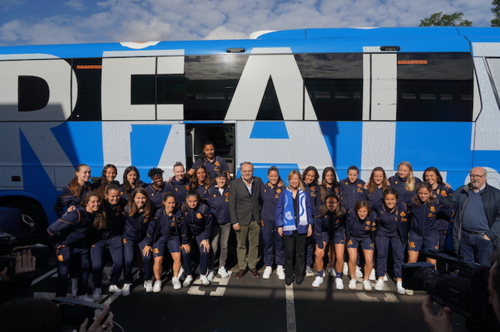 Jokin Aperribay y Eider Mendoza han acompañado a la expedición txuriurdin en su salida de Zubieta rumbo a La Romareda.