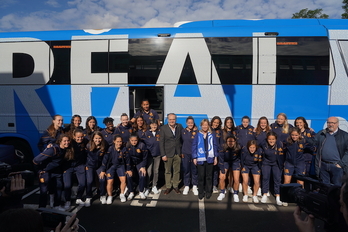 Jokin Aperribay y Eider Mendoza han acompañado a la expedición txuriurdin en su salida de Zubieta rumbo a La Romareda.