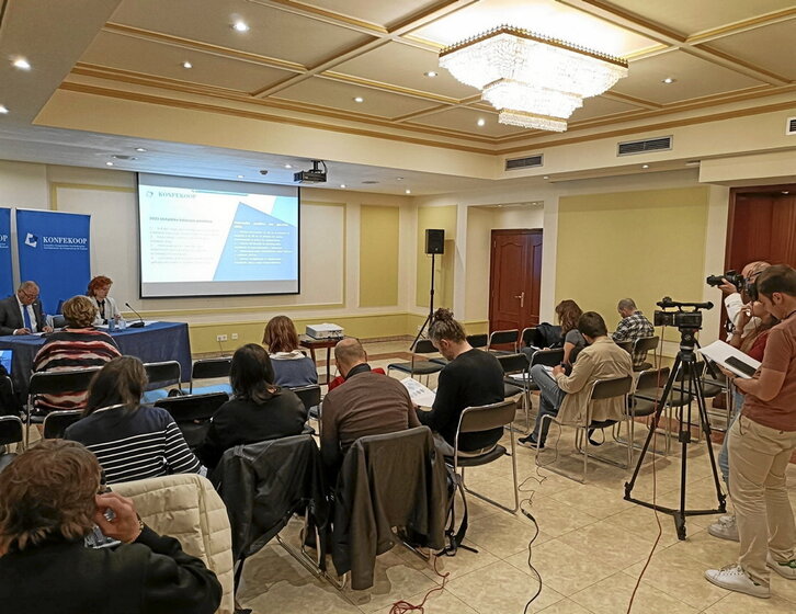 Comparecencia de los representantes de Konfekoop, ayer en Bilbo.