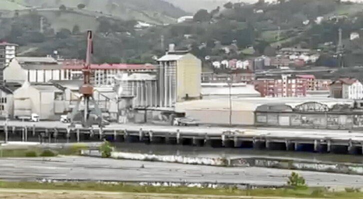 Imagen captada por vecinos del humo que sale de las polémicas instalaciones.