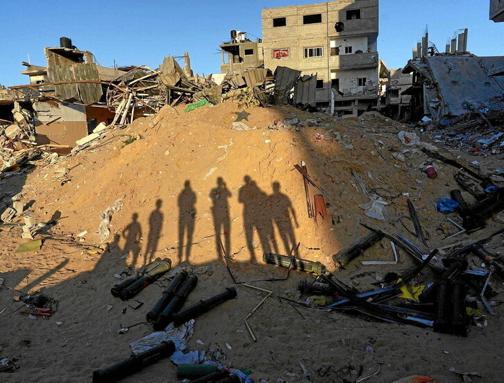 Varias personas observan restos de munición estadounidense en Jan Yunis.
