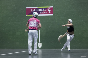 Laduche y Erkiaga en un lance del partido del Deportivo.