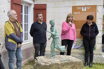 Inauguración de la escultura en honor a Jovino Fernández en Urepel.