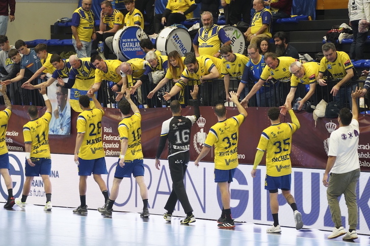 Los jugadores del Bidasoa saludan a los aficionados en Artaleku.