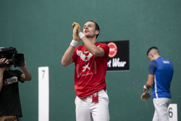 Unai Laso finalerako txartela ospatuz, atzean Zabala burumakur bat duela.