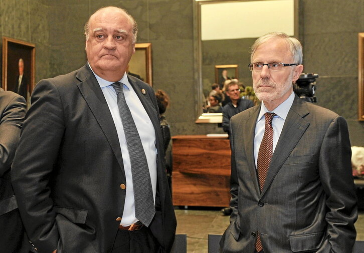 En la página anterior, el presidente de la Audiencia Navarra, Joaquín Galve y el fiscal superior cuando estaba vivo el procedimiento en Nafarroa, José Antonio Sánchez. Sobre estas líneas, manifestación contra la sentencia de La Manada en Iruñea en 2018.