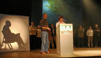 Angel Alcalde, el 4 de enero de 2003 en el acto de la iniciativa Bai Euskal Herriari en el que escenificó su regreso.