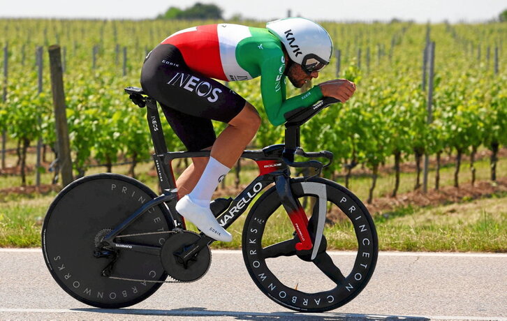 Filippo Ganna, con el maillot de campeón de Italia contrarreloj, marcó la diferencia en la segunda mitad de un recorrido llano.