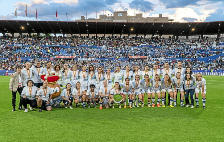 Cuerpo técnico y plantilla de la Real posan con las medallas y el trofeo de subcampeonas de Copa.
