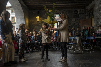 Izaro Noain eta Lorea Goikoetxea, Lurdes Sorron eta Aintzira Olalderi arrosondoa ematen.