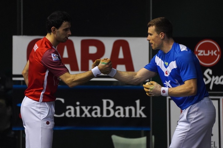 Jokin Altuna eta Iñaki Artola elkar agurtzen.