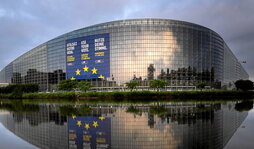 Un enorme cartel anunciando las próximas elecciones europeas cuelga de la fachada del edificio del Parlamento Europeo en Estrasburgo.