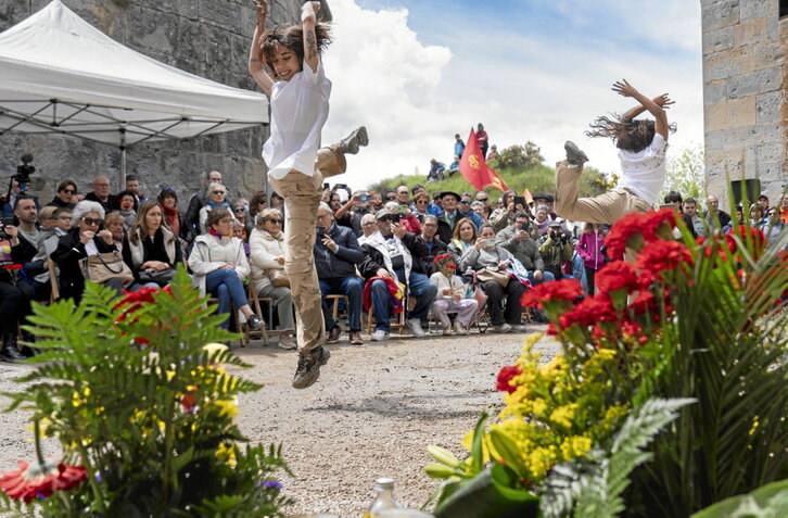 Actuación de danza en el homenaje del monte Ezkaba.