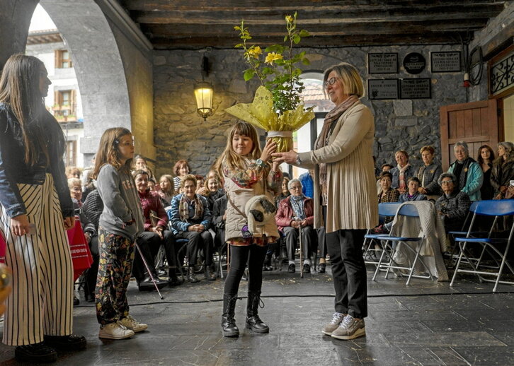 Izaro Noain eta Lorea Goikoetxea, Lurdes Sorron eta Aintzira Olalderi arrosondoa ematen.