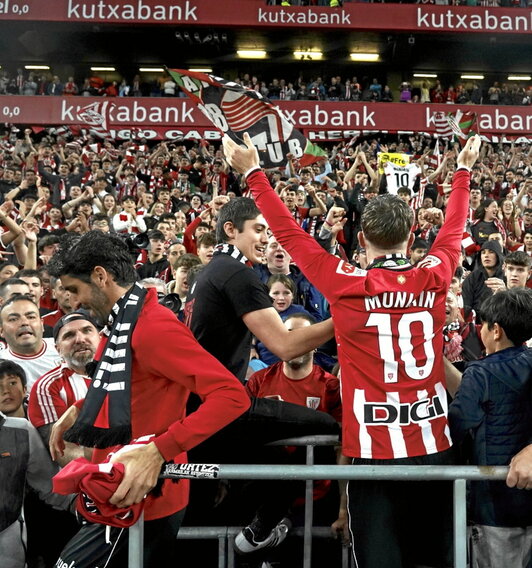 Raúl García y Muniain se despiden de los aficionados en la grada.