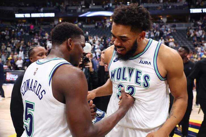 Anthony Edwards y Karl-Anthony Towns celebran el triunfo de Minnesota.