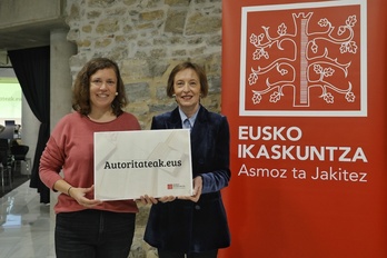 Idoia Sobrino eta Ana Urkiza euskal autoritateen inguruko proiektua aurkezten.