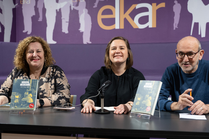 Alazne Txurruka Debako alkatea, Alaitz Melgar idazlea eta Xabier Mendiguren editorea.