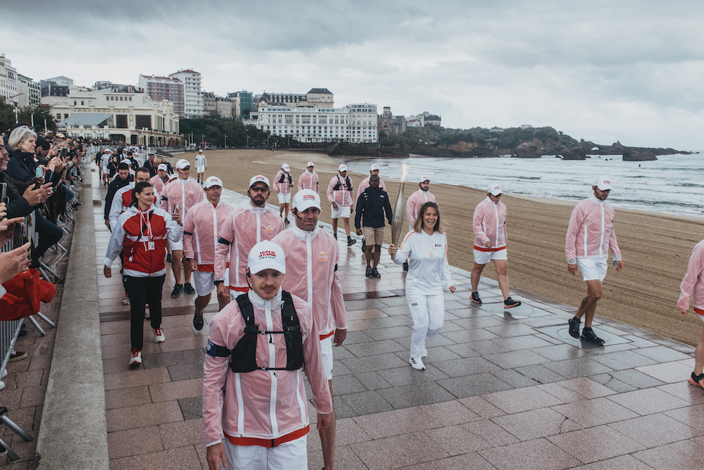 La llama olímpica recorrió cinco municipios de Euskal Herria; en la imagen, en la playa de Biarritz. (Guillaume FAUVEAU)