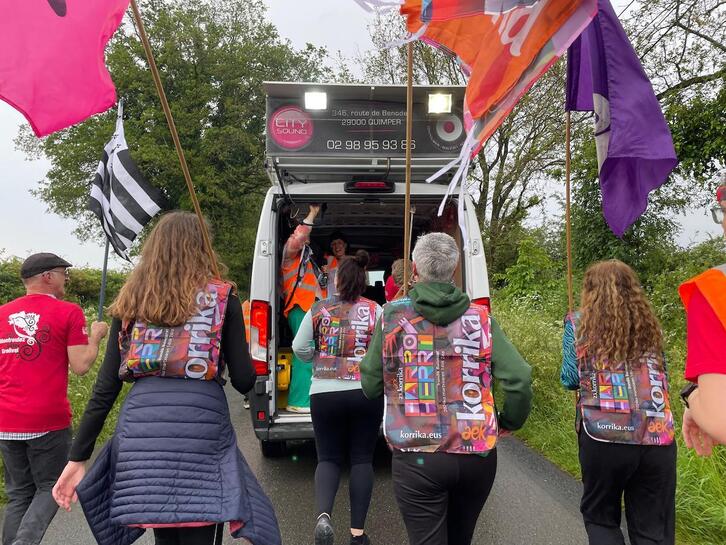 Ar Redadeg lasterketan Korrikako ordezkariak, bretoieraren alde.